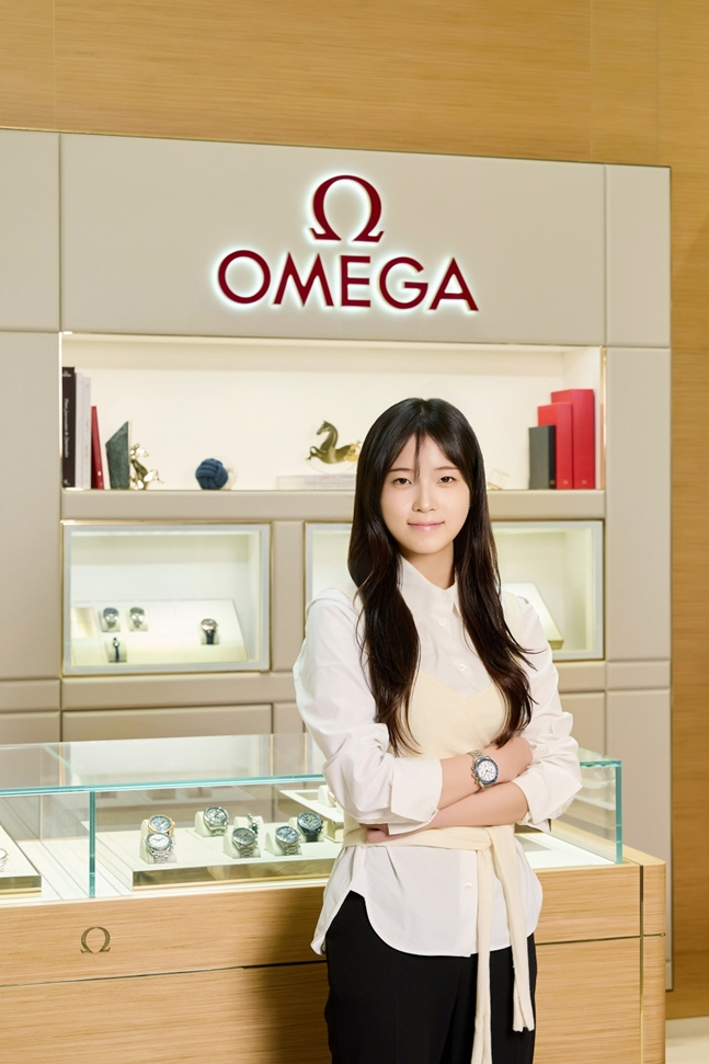 收到手表的崔佳温。 =照片:欧米茄。