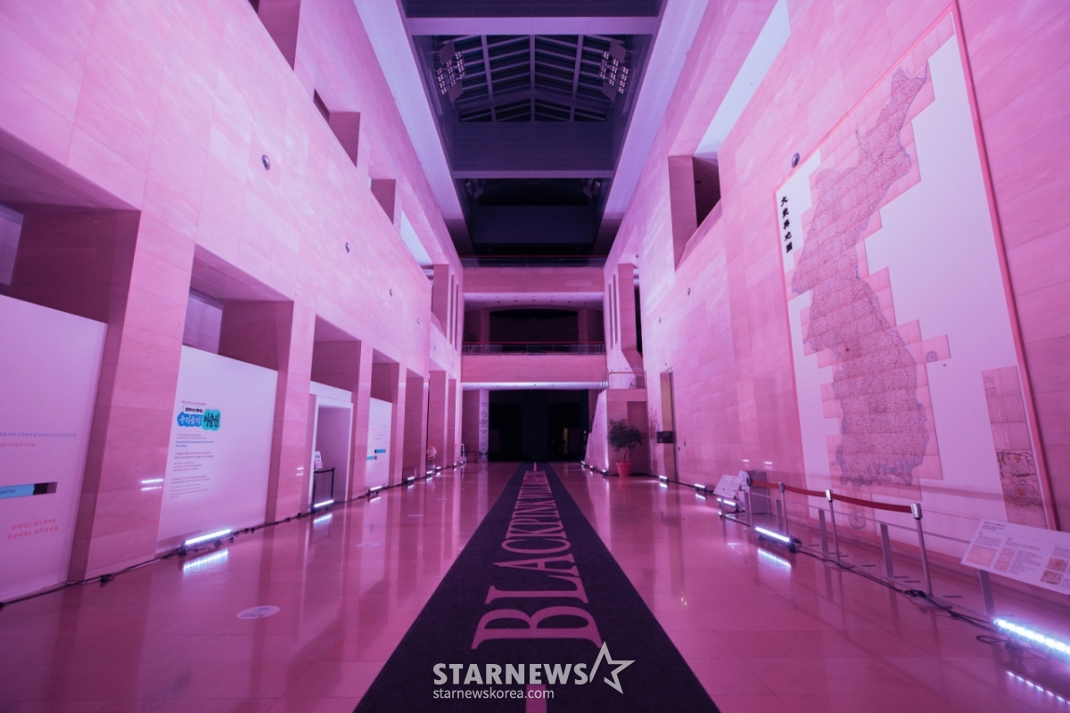 [首尔=Newsis]YG娱乐27日表示，为纪念BLACKPINK回归，将在下个月8日之前在首尔龙山区国立中央博物馆推出"国中朴XBLACKPINK"项目。 图为"国中博X BLACKPINK"项目正在国立中央博物馆进行。 =YG娱乐公司2026.02.27. photo@newsis.com *禁止转售和DB。=