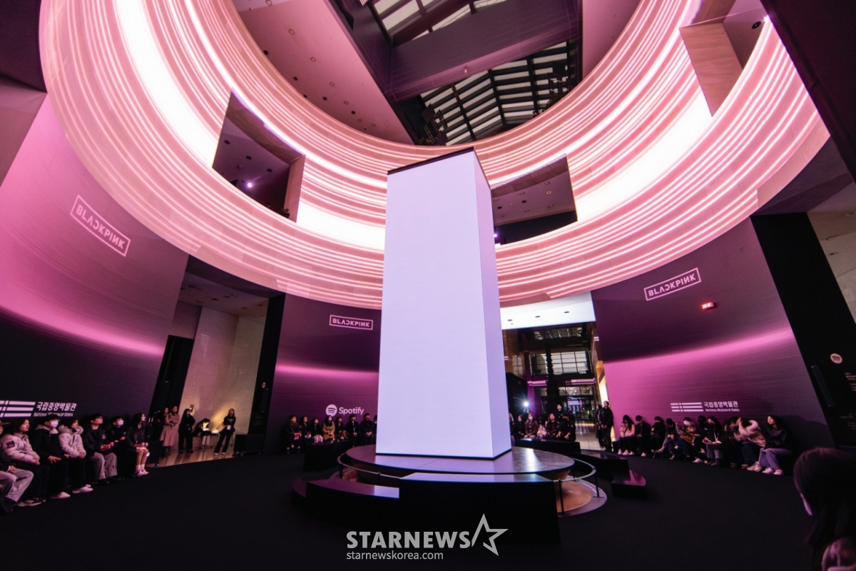 [首尔=Newsis]YG娱乐27日表示，为纪念BLACKPINK回归，将在下个月8日之前在首尔龙山区国立中央博物馆推出"国中朴XBLACKPINK"项目。 图为"国中博X BLACKPINK"项目正在国立中央博物馆进行。 =YG娱乐公司2026.02.27. photo@newsis.com *禁止转售和DB。=