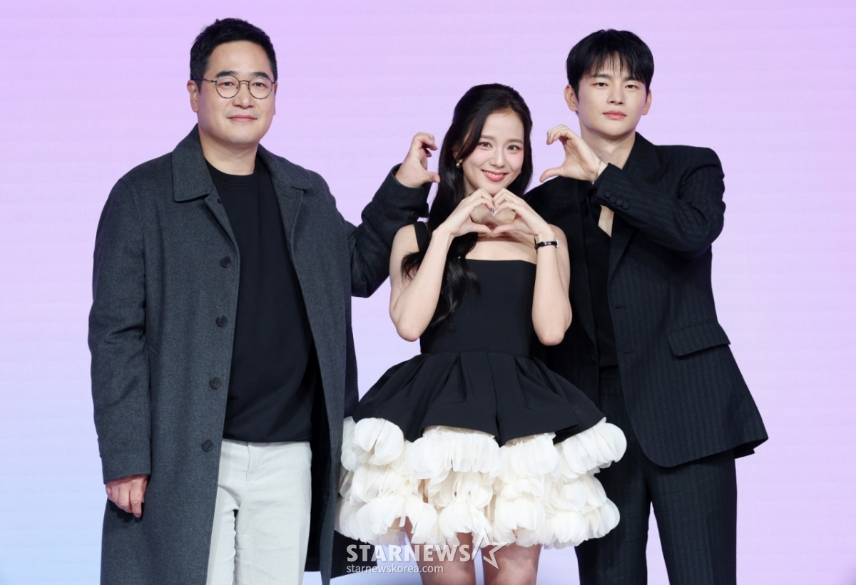 26日,导演金正植、演员智秀、徐仁国出席在首尔钟路区JW东大门万豪酒店举行的奈飞《月刊男友》制作发布会,并摆出造型,供记者们拍照。 =金辉善hwijpg@