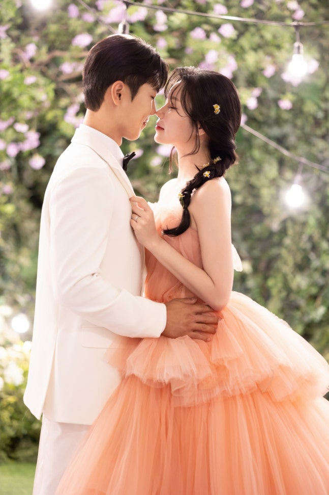 The wedding photo of Bae Sang-kwon (left) and Kim Ha-na. /Photo = Kiwoom Heroes