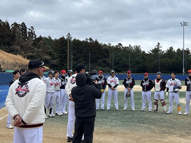 The meeting is being held with director Jang Won-jin at the center. /Photo = Ulsan Wales