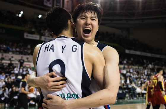 12月,在江原道原州的原州DB Promiarena举行的2027 FIBA篮球世界杯亚洲预选赛第一轮B组第二轮比赛中,李贤重(右)获胜后,与河允基拥抱。 =照片=FIBA官方网站。