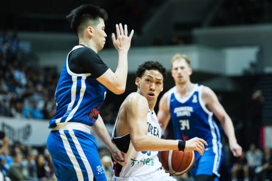 图为，首次参加男子成人国家队比赛的丹尼尔（右）。  =照片=FIBA官方网站。