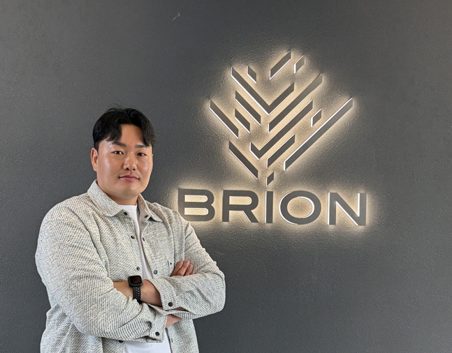 签订经纪合同的崔志万。 =照片=brion公司。