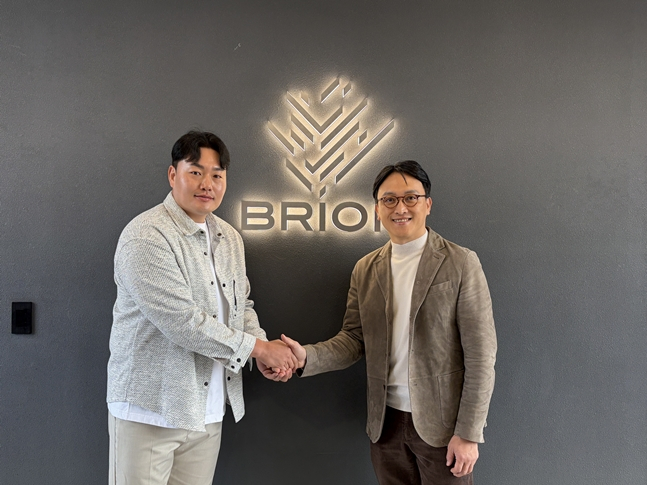 崔志万（左）和林宇泽代表。 =照片=brion公司。