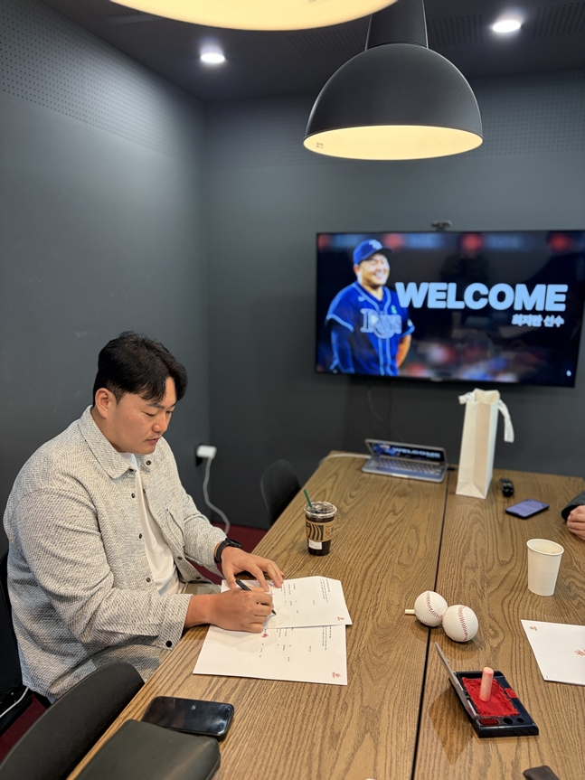 这是签订经纪合同的崔志万的样子。 =照片=brion公司。