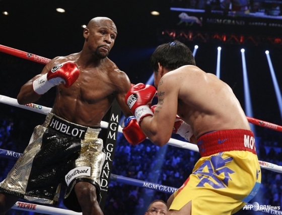 Floyd Mayweather (left) and Manny Pacquiao. /AFPBBNews=News1