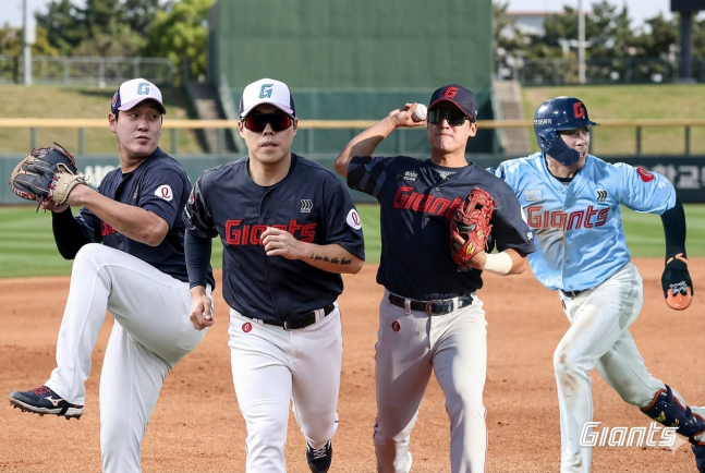 (From left) Lotte Giants Kim Se-min, Kim Dong-hyuk, Ko Seung-min, and Na Seung-yeop. /Photo = Courtesy of Lotte Giants (synthetic using artificial intelligence AI)