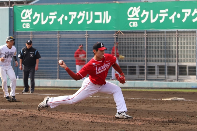 SSG Landers Yoon Tae-hyun pitches with no outs in the bottom of the eighth inning of a practice game against the Softbank Hawks in the second spring camp at Miyazaki Ivy Baseball Stadium in Japan on the 25th. /Photo = Courtesy of SSG Landers