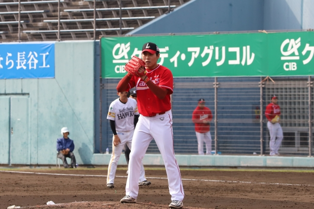SSG Landers Yoon Tae-hyun is preparing to pitch with the bases loaded in the bottom of the eighth inning of a practice game against the Softbank Hawks in the second spring camp at Miyazaki Ivy Baseball Stadium in Japan on the 25th. /Photo = Courtesy of SSG Landers