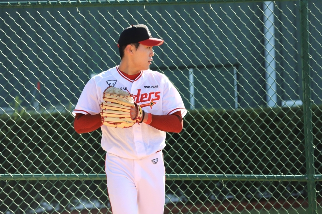 SSG Landers Yoon Tae-hyun is pitching a bullpen at the second spring camp in Miyazaki, Japan. /Photo = Courtesy of SSG Landers