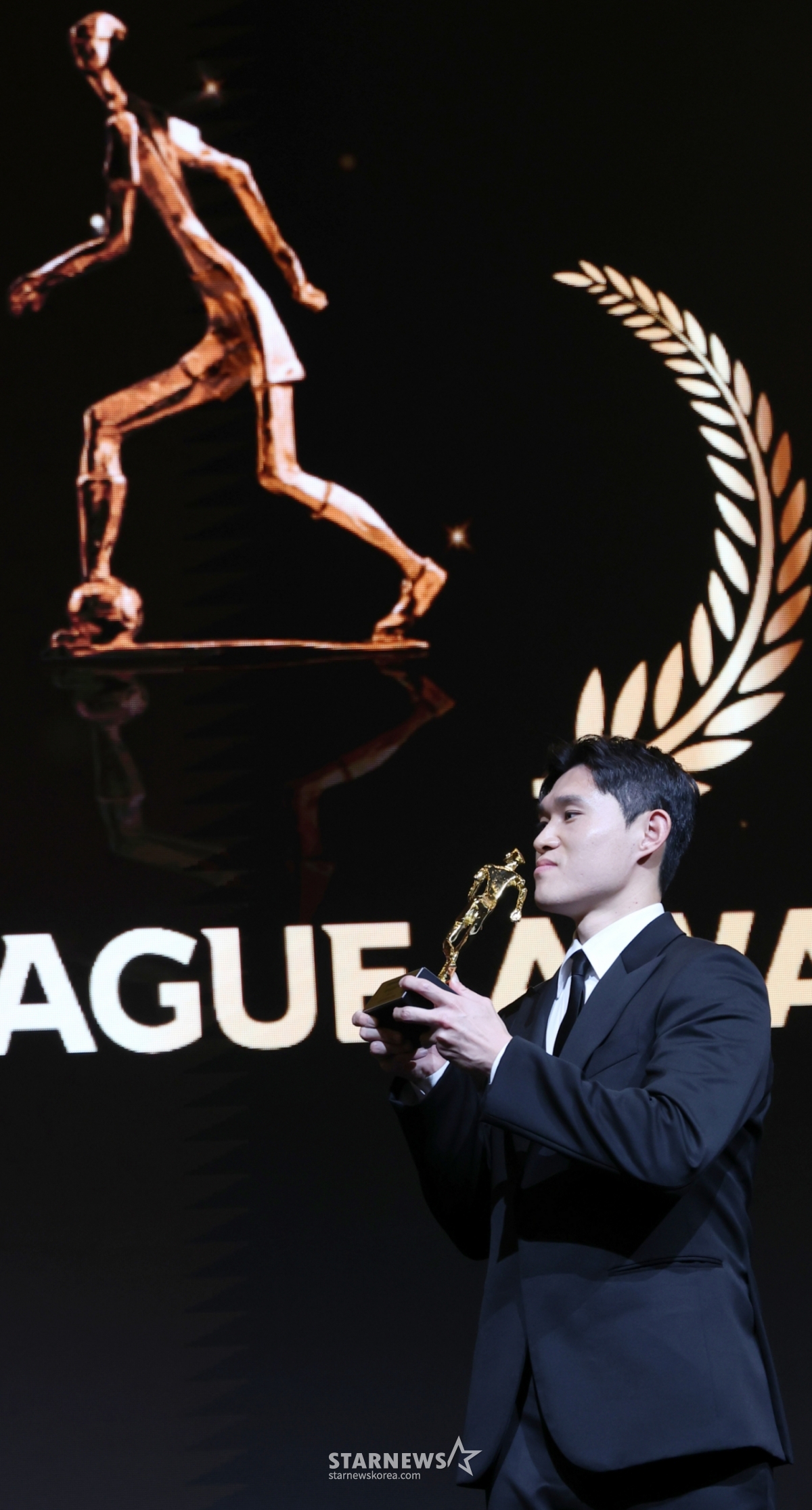 他就是去年获得K1联赛最佳选手（MVP）奖的蔚山HD队的李东京。 =照片=高级记者姜英祖。