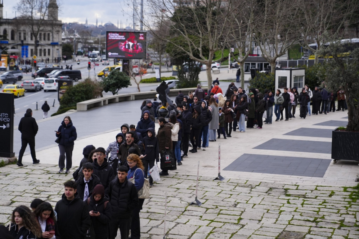 27日，为参加在土耳其贝西克塔市举行的吴贤圭球衣签名会而排队的当地球迷。 =图为，足球运动员阿纳多卢（音）SNS截图。
