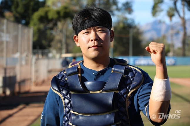 NC Dinos catcher Kim Jung-ho poses after being named MVP in the Blue and White match held at Tucson Spring Camp in Arizona on the 27th. /Photo = Courtesy of NC Dinos