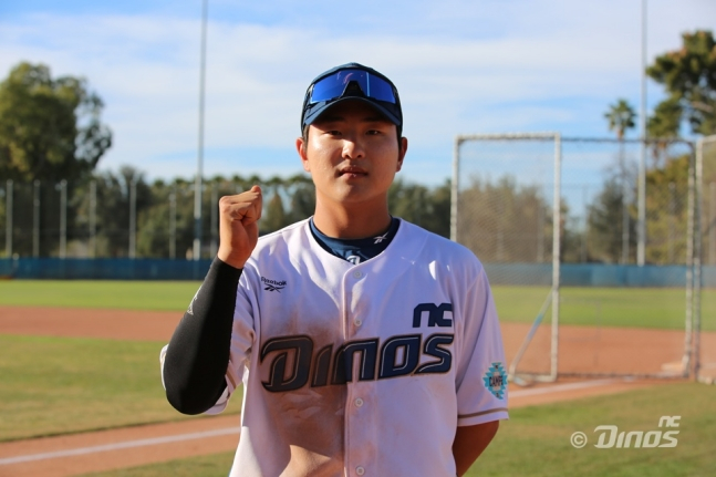 NC Dinos catcher Shin Min-woo poses after being named MVP in the Blue and White match held at Tucson Spring Camp in Arizona on the 27th. /Photo = Courtesy of NC Dinos