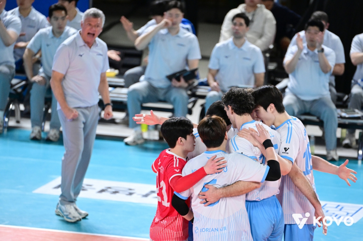 Happy Korean Air players and coach Henan. /Photo = Courtesy of the Korea Volleyball Federation