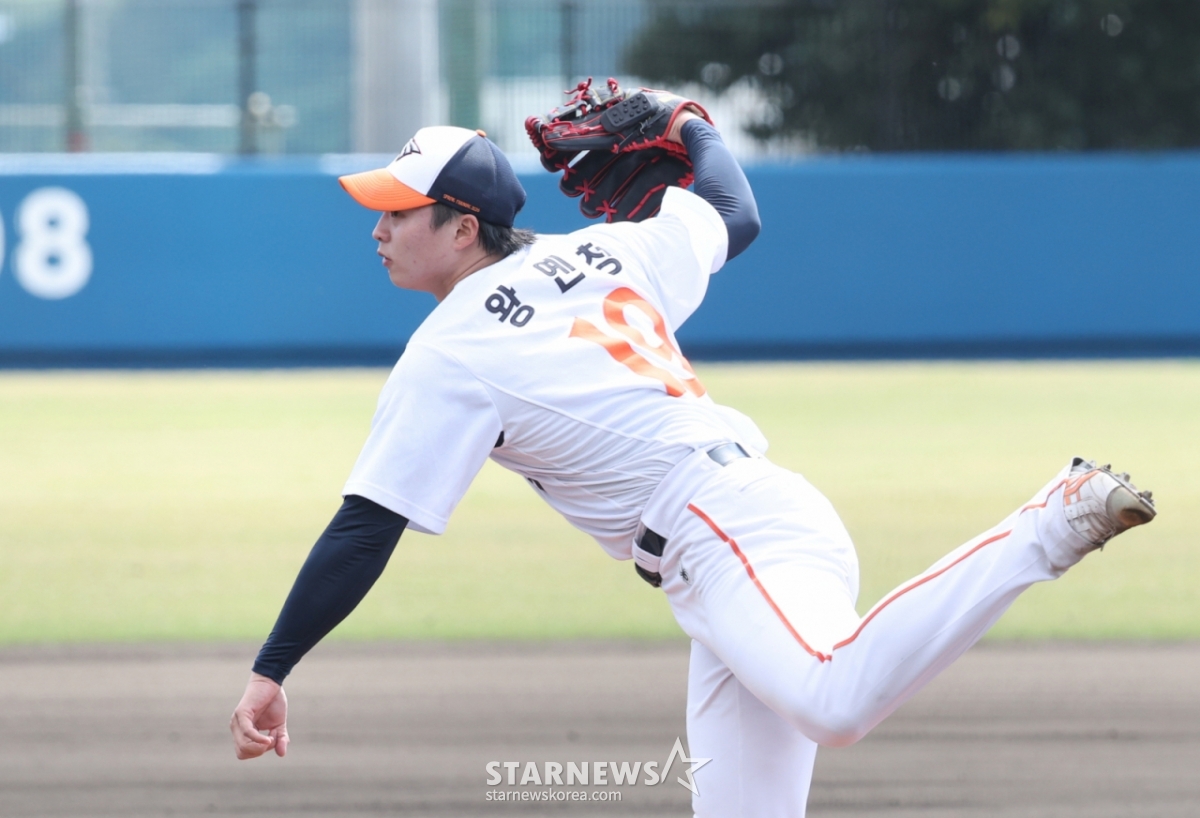 21日,韩华鹰队亚洲区投手王彦成在日本冲绳县八重江町球场举行的WBC韩国棒球代表队练习赛中首发出场,正在投球。 =照片=金镇京。