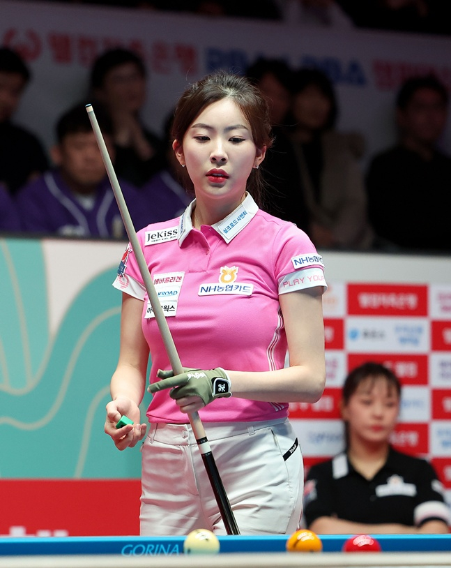 Jung Soo-bin is preparing for a stroke in the final of the "Welcome Savings Bank LPBA Championship" on the 1st. /Photo =PBA Tour courtesy