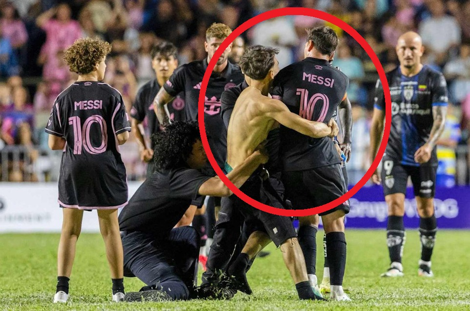 图为闯入赛场的球迷(红圈)正拥抱梅西。 =照片=AOL收尾。