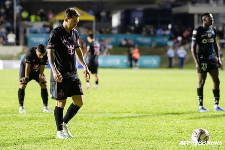 图为梅西(左)正在准备点球。 =法新社BBNews=新闻1。