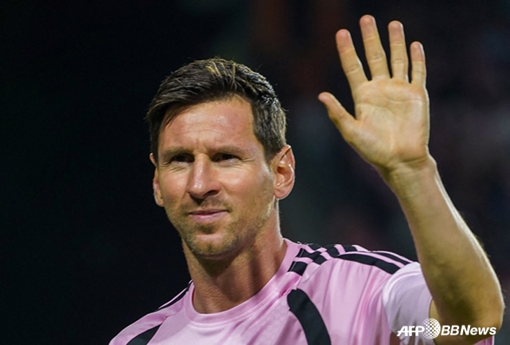 莱昂内尔·梅西向球迷致意。 =法新社BBNews=新闻1。