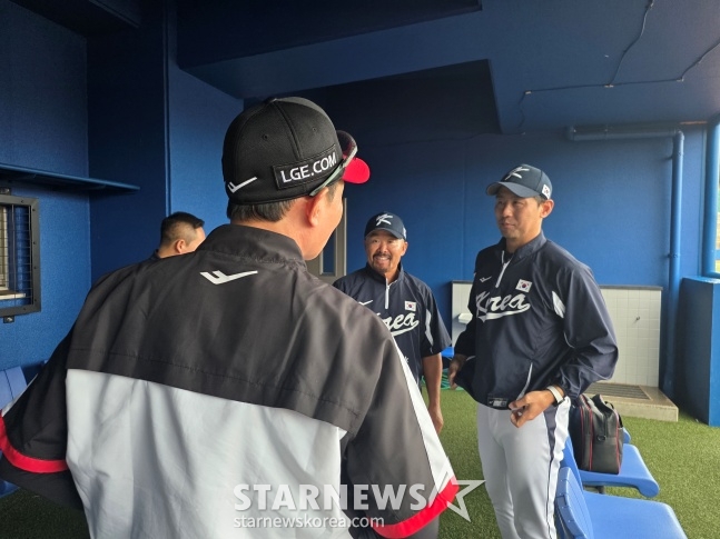 LG队主教练廉景烨（左）27日在日本冲绳县卡德纳球场鼓励了作为2026世界棒球经典赛（WBC）国家队教练加入训练教练的金龙一（中）和投手教练金光三（右）。 =照片=金东润。