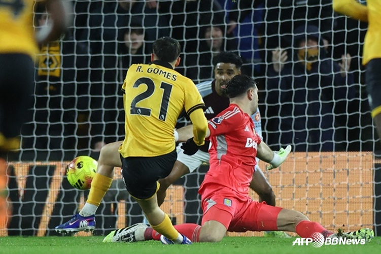 シュートするジュアン·ゴメス（中央）。 /AFPBBNews=ニュース1