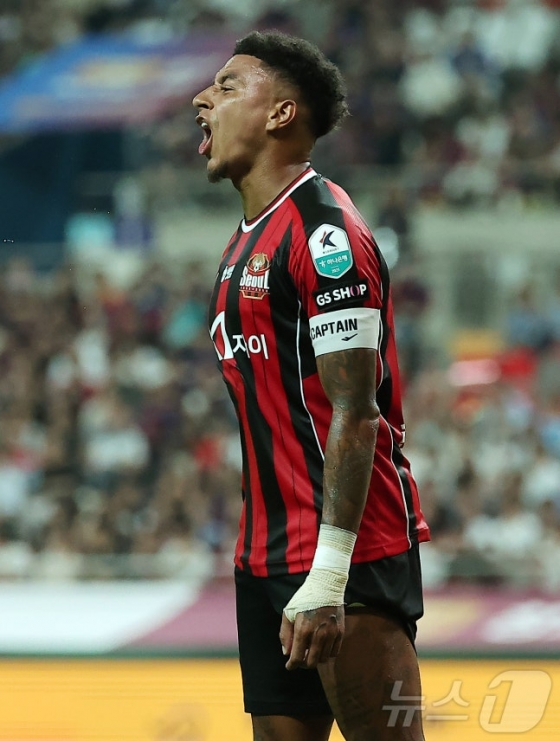 Jesse Lingard during FC Seoul protesting the decision. /Photo = News 1