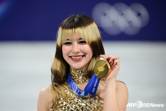 Alyssa Liu is smiling as she lifts the gold medal. /AFPBBNews=News1