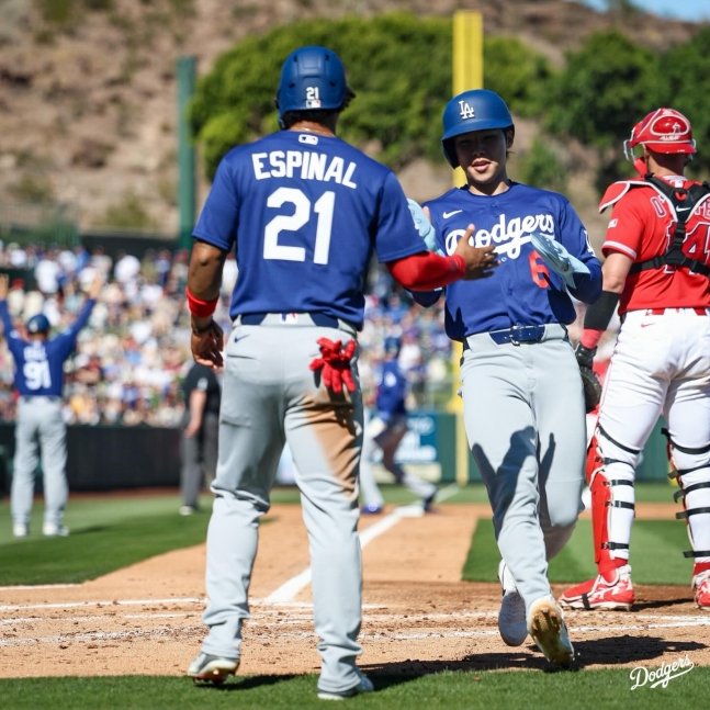 Kim Hye-sung (center) scores in an exhibition game. /Photo = LA Dodgers official SNS