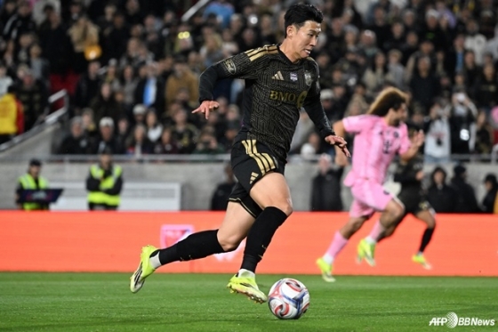Son Heung-min breaks through during the first round of the U.S. Major League Soccer (MLS) at 11:30 a.m. on the 22nd (Korea Standard Time) at the LA Memorial Coliseum in LA, California. /AFPBBNews=News1