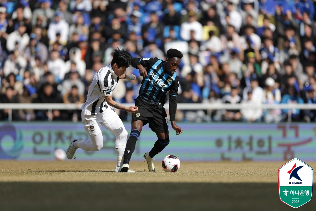 图为杰尔索(中间)正在展开球赛。 =图为,韩国职业足球联盟提供。