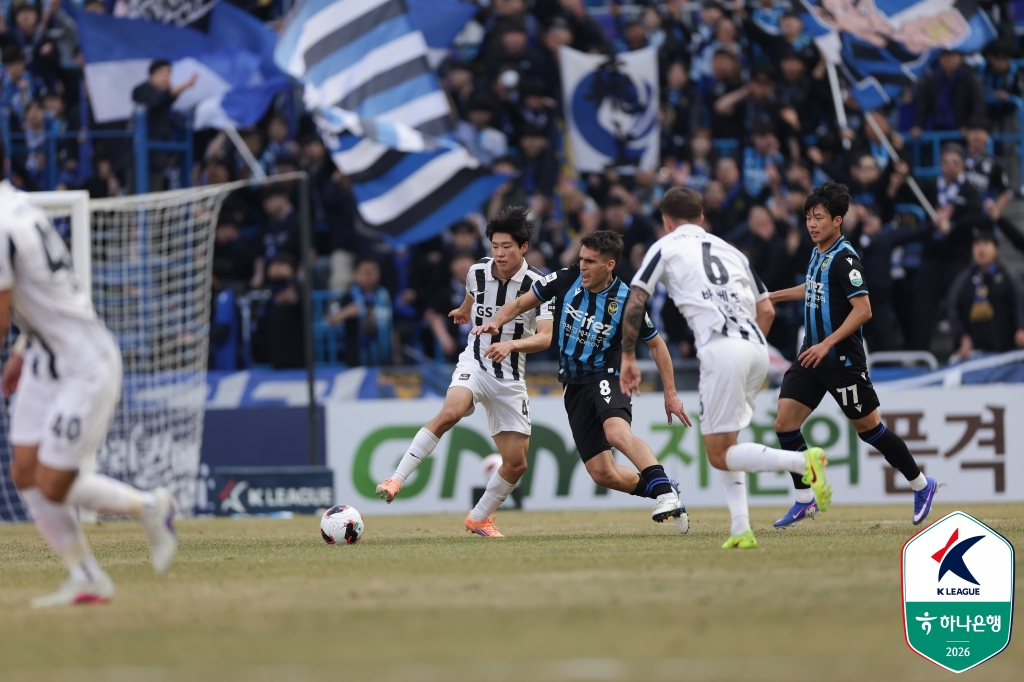 图为FC首尔队与仁川联合队的比赛场面。 =图为,韩国职业足球联盟提供。