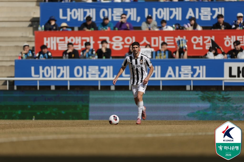 =FC首尔队后卫罗斯。