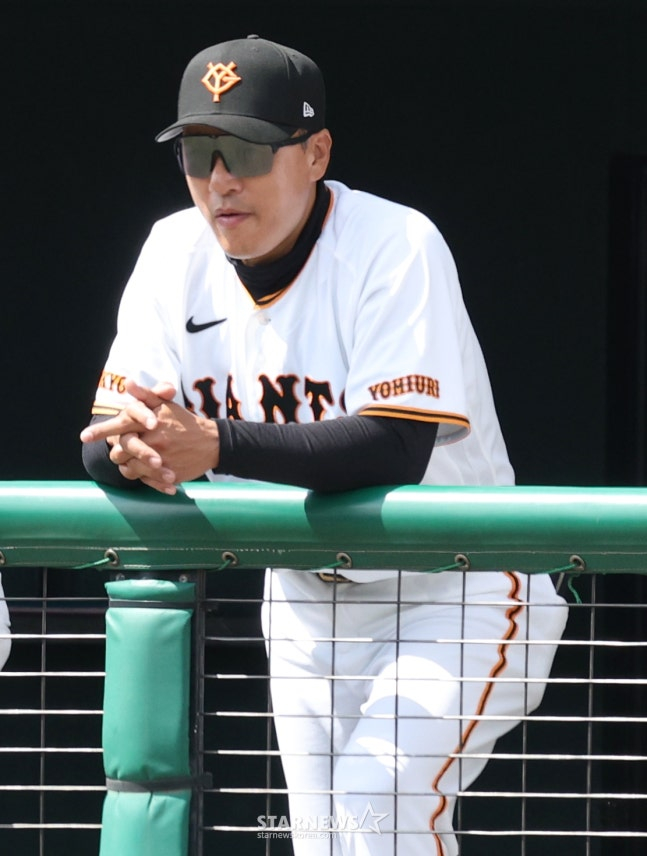 28日，三星狮子队在日本冲绳县那霸球场与读卖巨人队进行了练习赛。  读卖队教练李承烨正在观看比赛。 =照片=金镇京。