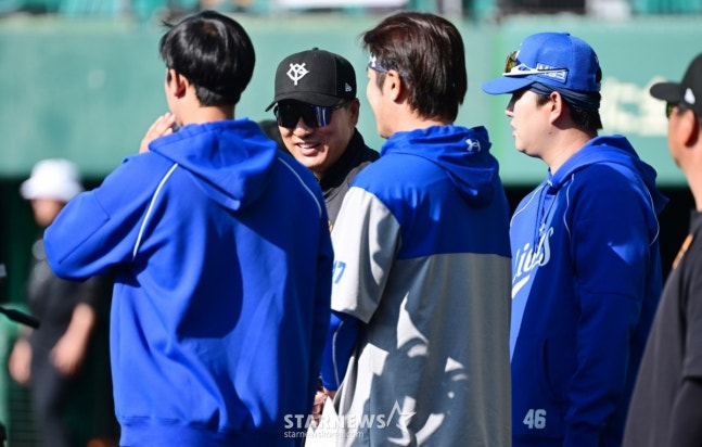 28日，三星狮子队在日本冲绳县那霸球场与读卖巨人队进行了练习赛。  图为读卖队教练李承烨正在拜访三星队的后辈们，鼓励他们。 =照片=金镇京。