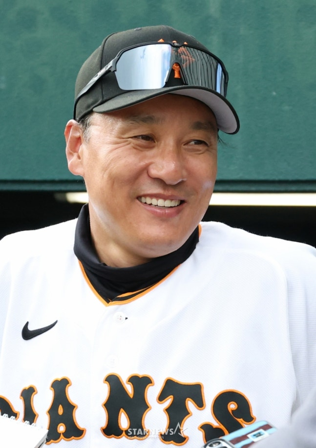 28日，三星狮子队在日本冲绳县那霸球场与读卖巨人队进行了练习赛。  图为，读卖队教练李承烨在赛后接受韩国记者的采访。  =照片=金镇京。