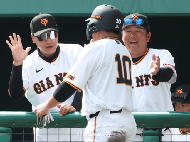 28日，三星狮子队在日本冲绳县那霸球场与读卖巨人队进行了练习赛。  读卖队教练李承烨迎来了第三个得分手。 =照片=金镇京。