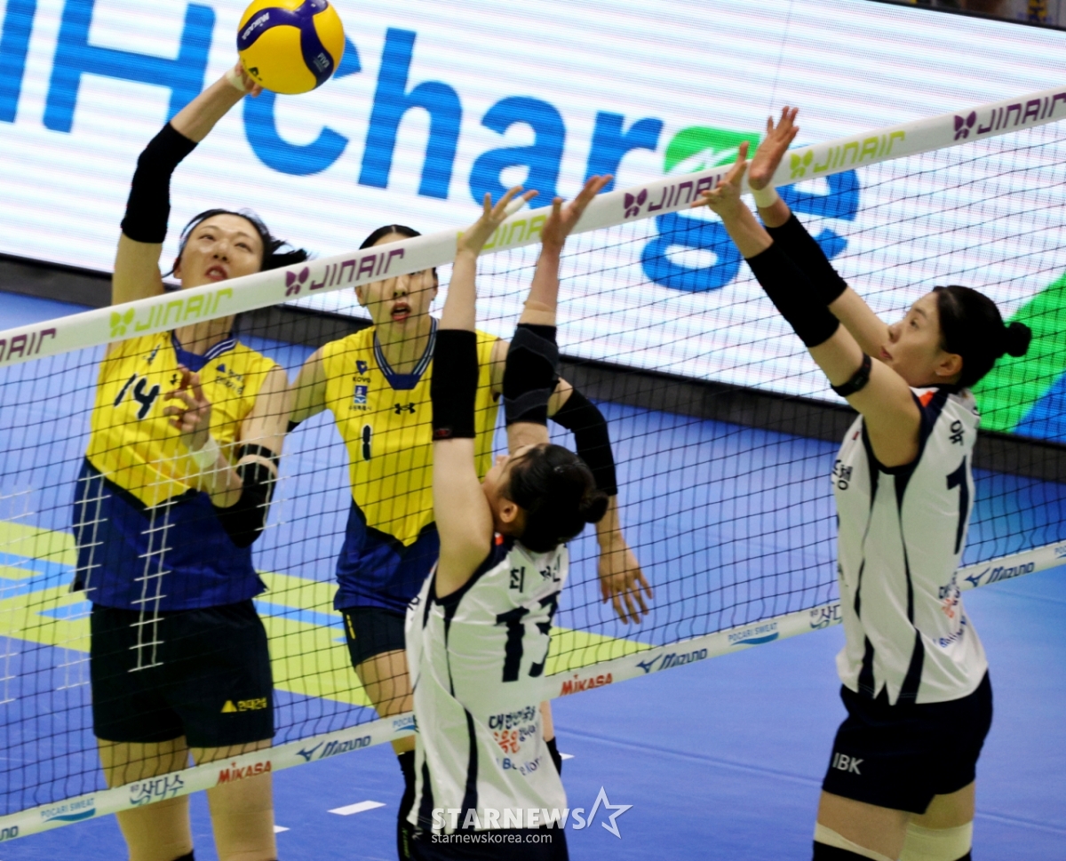 Hyundai Engineering &amp; Construction's Yang Hyo-jin is attempting to avoid double blocking of IBK in the women's team match between Hyundai Engineering &amp; Construction and IBK Industrial Bank of Jin Air 2025-2026 V-League at Suwon Gymnasium on the 28th. /Photo = Senior Reporter Kang Young-jo