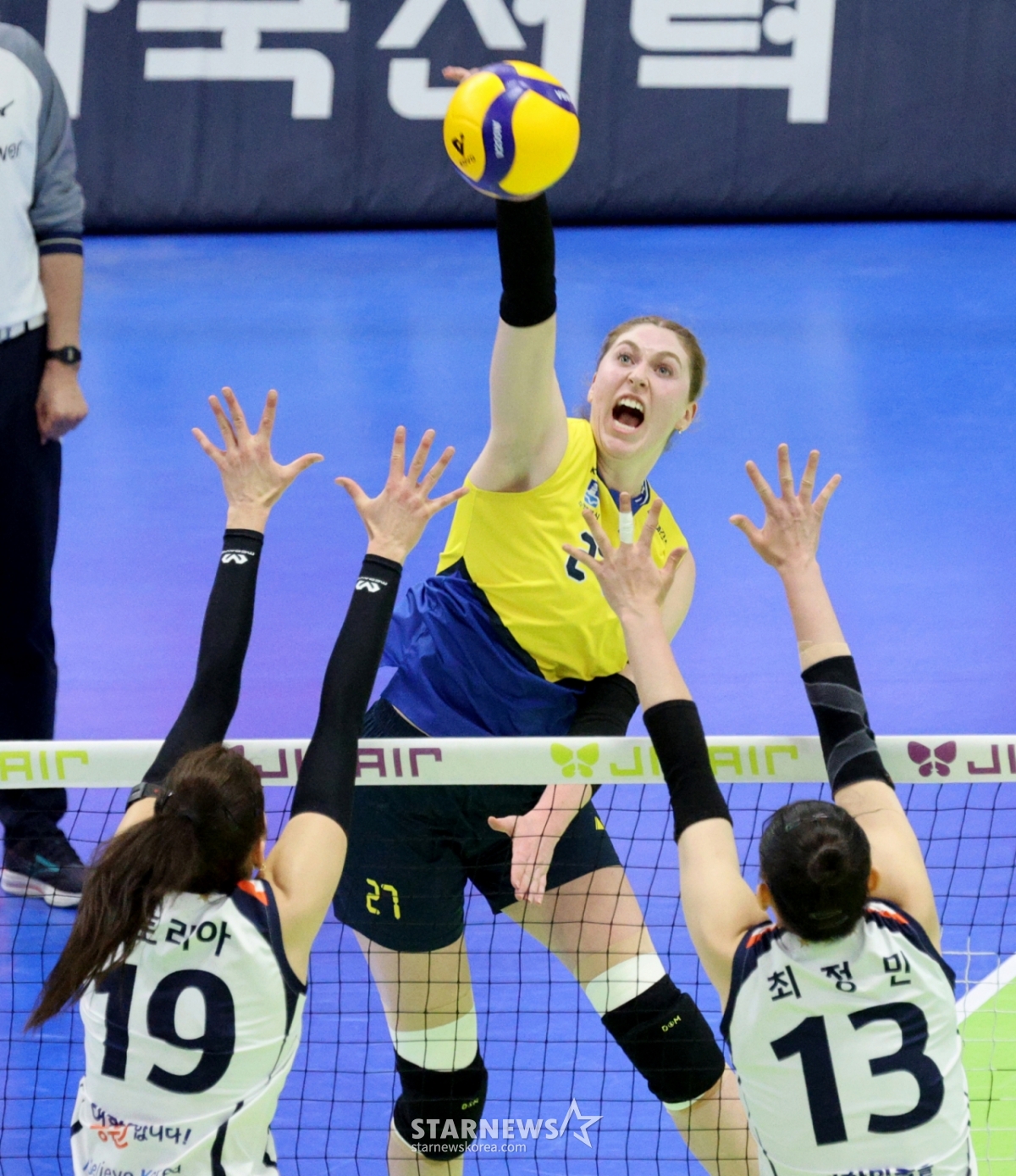 Hyundai Engineering &amp; Construction's Kari is hitting hard over IBK's double blocking in the women's match between Hyundai Engineering &amp; Construction and IBK Industrial Bank of the Jin Air 2025-2026 V-League at Suwon Gymnasium on the 28th. /Photo = Senior Reporter Kang Young-jo