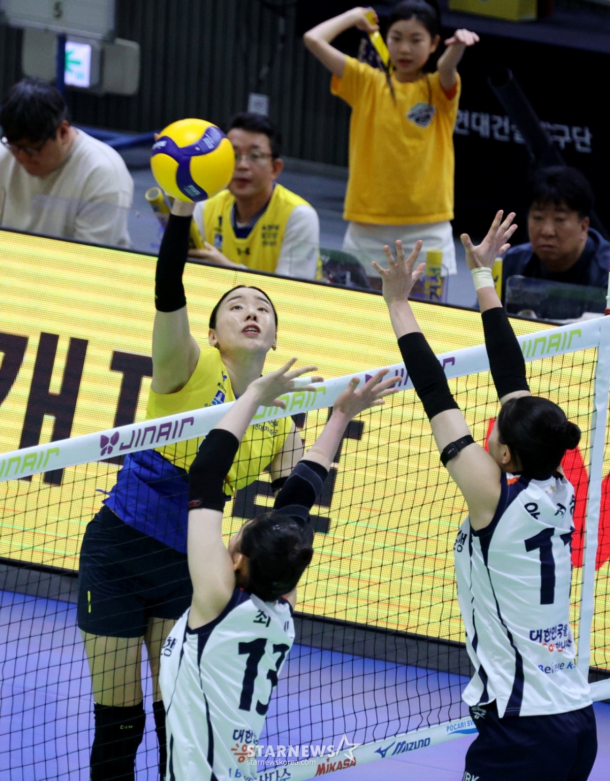 Hyundai Engineering &amp; Construction's Lee Ye-rim is trying to hit IBK double blocking in the women's match between Hyundai Engineering &amp; Construction and IBK Industrial Bank of the Jin Air 2025-2026 V-League at Suwon Gymnasium on the 28th. 2026.02.28. /Picture = Senior Reporter Kang Young-jo