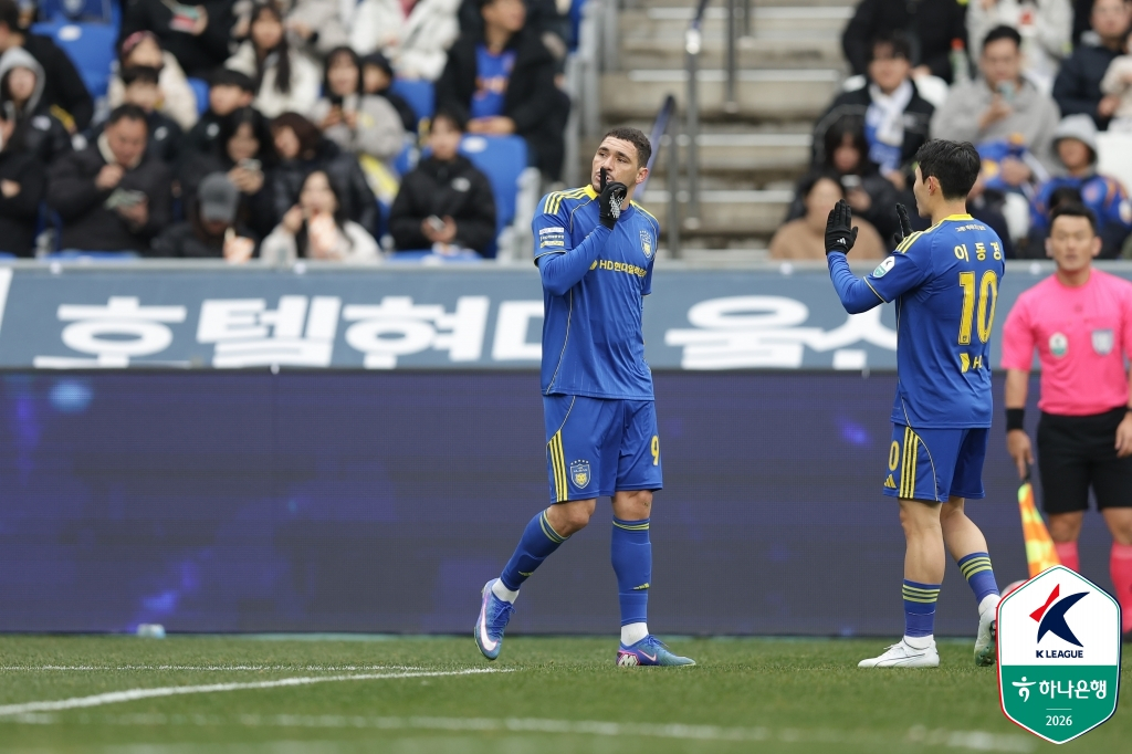 图为雅各（左）在进球后庆祝。 =图为，韩国职业足球联盟提供。