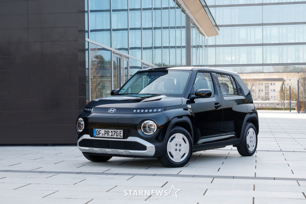 [ソウル=ニューシス]現代自動車を代表する小型電気自動車「キャスパー·エレクトリック(現地名インスター)」がドイツ市場で優れた成果を続けている。  現代自動車は、キャスパー·エレクトリックがドイツの有力自動車専門メディア「アウトビルト(Auto Bild)」と週刊誌「ビルトアム·ゾンタック(Bild am Sonntag)」が共同主管する「2025ゴールデンステアリングホイールアワード(Golden Steering Wheel Awards)」で「2万5千ユーロ未満の最高の車(best car under €25,000)」に選ばれたと明らかにした。   ゴールデンステアリングホイールアワードは、1976年からドイツの自動車専門誌アウトビルトと週刊誌ビルト·アム·ジョンタクが共同主管する賞で、その年の最高の新車を評価して選定し、授与する欧州最高権威の自動車賞の一つだ。 (写真=現代自動車·起亜コミュニケーションセンター提供)。 2025.11.21.photo@newsis.com *再販売及びDB禁止 /写真=