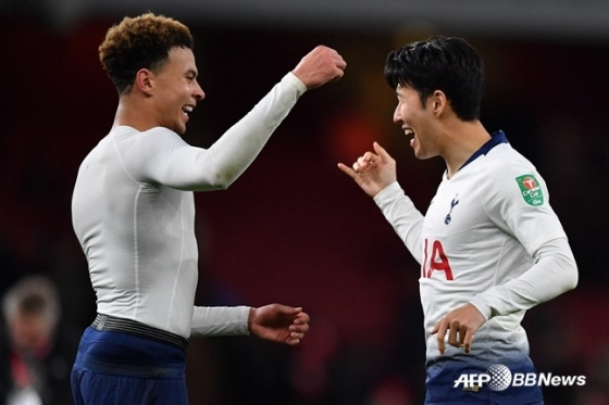 图为德里•阿里(左)与孙兴慜一起庆祝进球。 =法新社BBNews=新闻1。