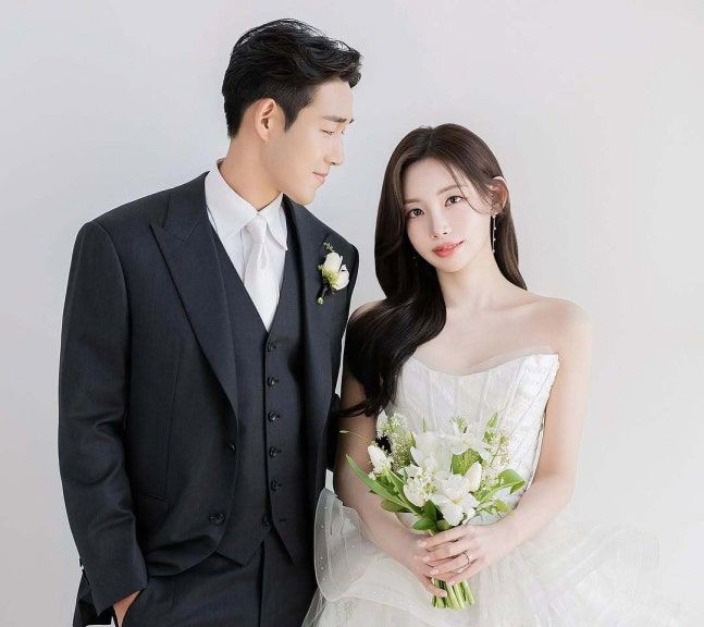 A wedding photo of Song Min-gyu (left) and Kwak Min-sun. /Photo = Song Min-gyu SNS Source