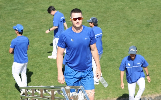 Matt Manning training at Samsung Okinawa camp. /Photo = Senior Reporter Kim Jin-kyung