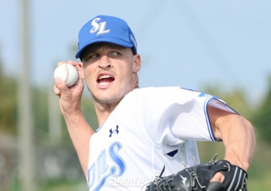 The Samsung Lions held a spring camp at Onnason Akama Stadium in Okinawa, Japan on the 22nd.  Matt Manning is doing pitching training. /Photo = Senior Reporter Kim Jin-kyung