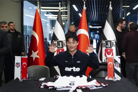 Oh Hyun-kyu's appearance at the uniform signing event. /Photo = Football Anadolu SNS Source