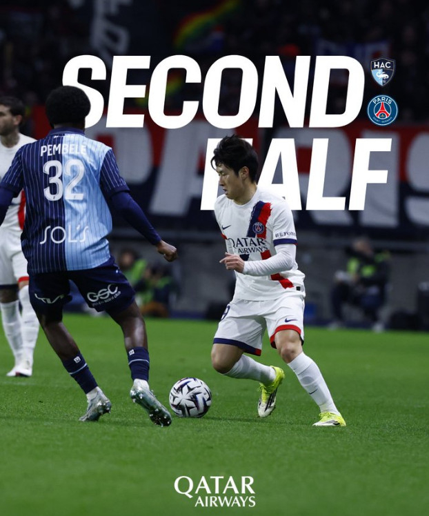 1日(韩国时间)，PSG前锋李康仁(右)在法国勒阿弗尔球场举行的与勒阿弗尔队的"2025~2026赛季法甲联赛"第24轮比赛中试图运球。 =照片=PSG官方SNS收尾。